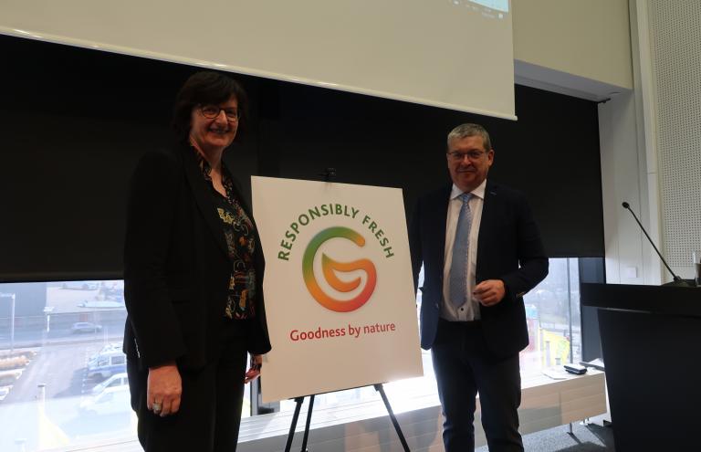 Rita Demaré (Vorsitzende VBT) und Luc Vanoirbeek (Generalsekretär VBT) enthüllen das neue Responsibly Fresh-Logo.